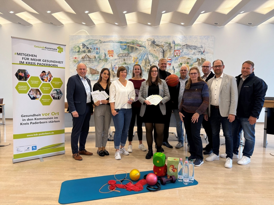 Sie gehen für weitere vier Jahre als Gesundheitsparter voran: Landrat Christoph Rüther, Melike Gün (Projektleitung, Gesundheitsamt Kreis Paderborn), Lisa Frintrup (Vorstand und Projektmitarbeiterin, KSB Paderborn), Jessica Spörhase (Vizepräsidentin, KSB Paderborn), Carina Moss (Projektmitarbeiterin, KSB Paderborn), Dr. André Brandt (Gesundheitsdezernent Kreis Paderborn), Hans-Norbert Blome (Privat- und Firmenkundenberater, Techniker Krankenkasse), Bianca Lumpp (Gesundheitsamt Kreis Paderborn), Karl-Julius Sänger (Leiter Kundenservice Paderborn, Techniker Krankenkasse), Ralf Pahlsmeier (Vizepräsident und Vorstand, KSB Paderborn) und Christian Mayr (Berater Lebenswelten, Techniker Krankenkasse, v.l.).© Kreis Paderborn Sie gehen für weitere vier Jahre als Gesundheitsparter voran: Landrat Christoph Rüther, Melike Gün (Projektleitung, Gesundheitsamt Kreis Paderborn), Lisa Frintrup (Vorstand und Projektmitarbeiterin, KSB Paderborn), Jessica Spörhase (Vizepräsidentin, KSB Paderborn), Carina Moss (Projektmitarbeiterin, KSB Paderborn), Dr. André Brandt (Gesundheitsdezernent Kreis Paderborn), Hans-Norbert Blome (Privat- und Firmenkundenberater, Techniker Krankenkasse), Bianca Lumpp (Gesundheitsamt Kreis Paderborn), Karl-Julius Sänger (Leiter Kundenservice Paderborn, Techniker Krankenkasse), Ralf Pahlsmeier (Vizepräsident und Vorstand, KSB Paderborn) und Christian Mayr (Berater Lebenswelten, Techniker Krankenkasse, v.l.).© Kreis Paderborn